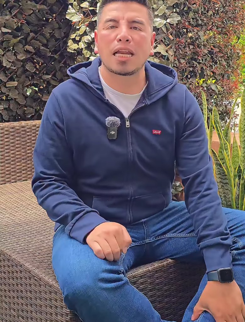 Jair Benavides grabando contenido de astrología